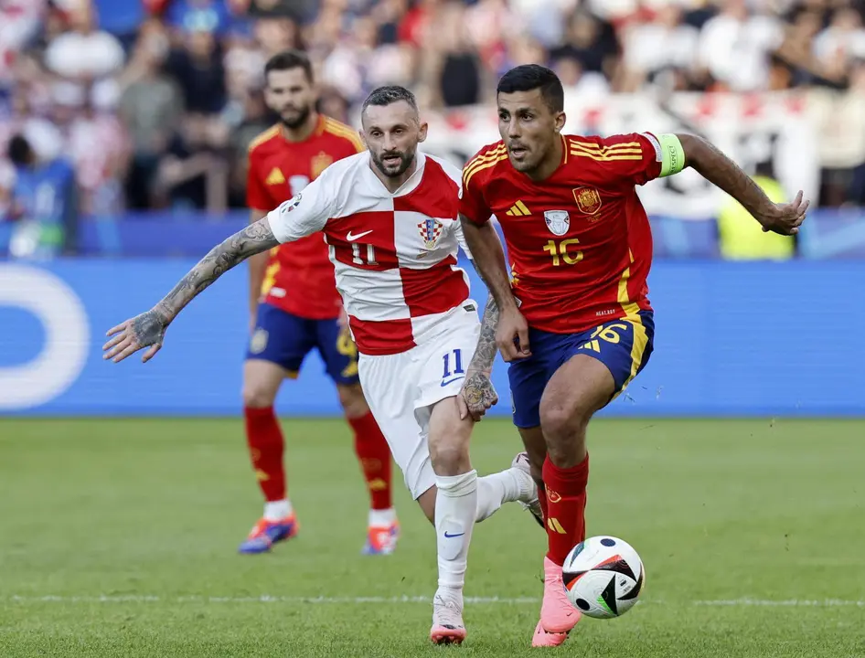 El croata Marcelo Brozovic (iz) junto al espa&ntilde;ol Rodri durante el partido el apsado d&iacute;a 15. EFE/EPA/ROBERT GHEMENT