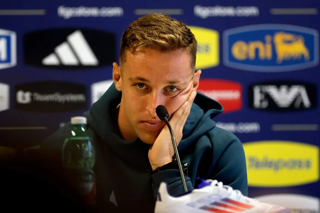 El centrocampista italiano Davide Frattesi durante la rueda de prensa convocada este lunes en el lugar de concentraci&oacute;n de la selecci&oacute;n de Italia. EFE/ Alberto Est&eacute;vez
