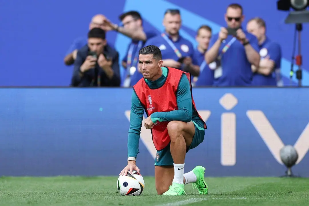 El jugador portugu&eacute;s Cristiano Ronaldo duranta un entrenamiento previo al partido contra la Rep&uacute;blica Checa en Leipzig, Alemania. EFE/EPA/MIGUEL A. LOPES