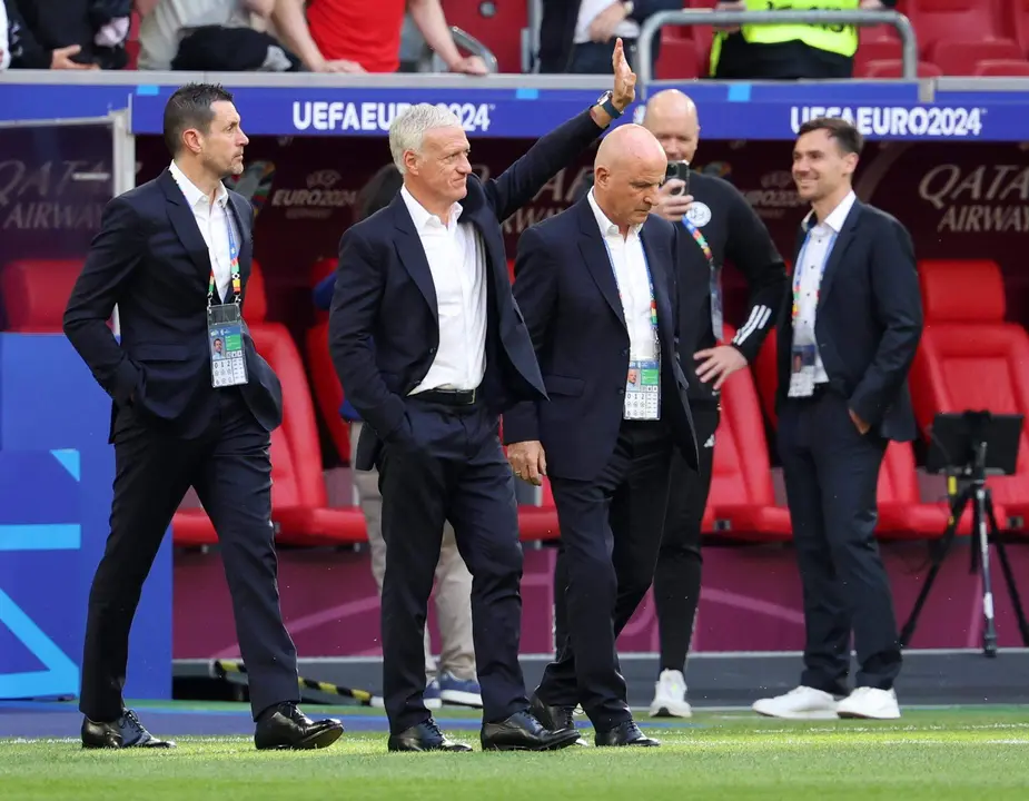 El cuerpo t&eacute;cnico de Francia con Didier Deschamps (2I) a la caneza antes del partido Austria-Francia en Dusseldorf, Alemania. EFE/EPA/CHRISTOPHER NEUNDORF
