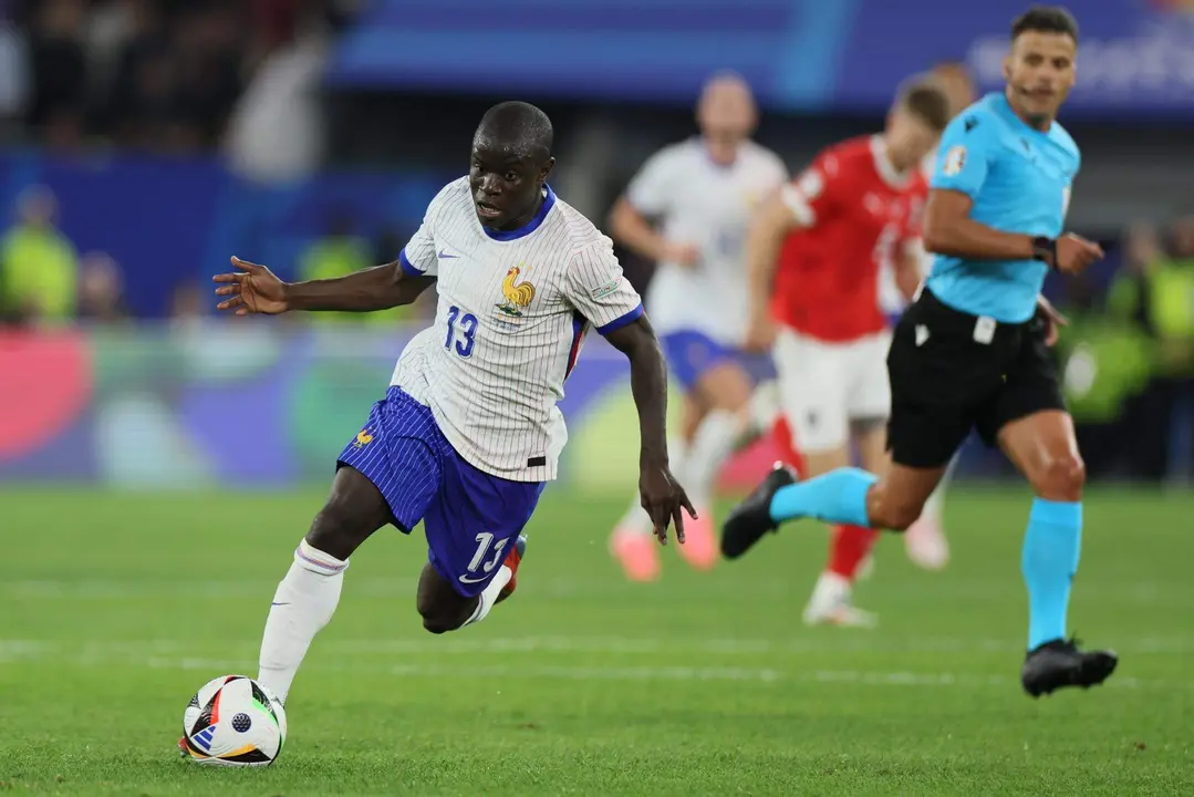 El emdio franc&eacute;s N'Golo Kante se marcha con bal&oacute;n durante el partido del grupo D que han jugado Austria y francia en D&uuml;sseldorf, Alemania. EFE/EPA/Leszek Szymanski