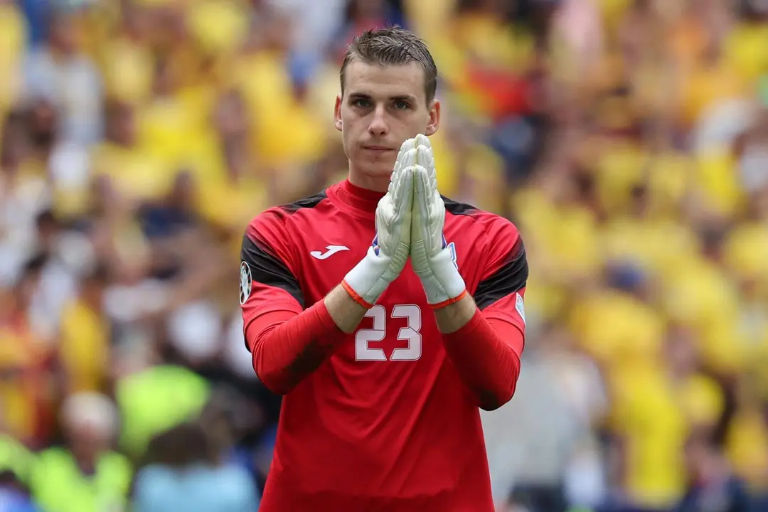 El portero ucraniano Andriy Lunin pide perd&oacute;n con un gesto a sus seguidores despu&eacute;s de perder el partido de f&uacute;tbol del Grupo E de la Eurocopa 2024 entre Rumania y Ucrania, en Munich, Alemania. EFE/EPA/MOHAMED MESSARA