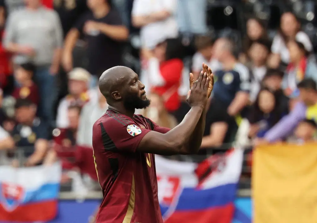 El jugador belga Romelu Lukaku aplaude a la afici&oacute;n despu&eacute;s del partido del grupo E de la Eurocopa 2024 entre B&eacute;lgica y Eslovaquia, en Frankfurt Main, Alemania. EFE/EPA/ABEDIN TAHERKENAREH