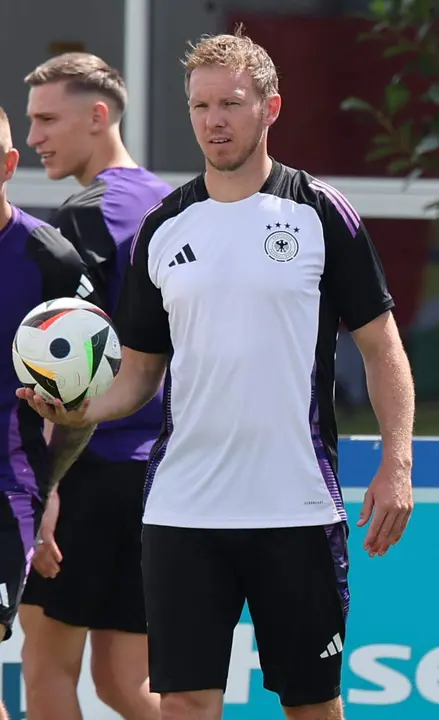 El seleccionador alem&aacute;n, Julian Nagelsmann, advirti&oacute;, la v&iacute;spera del duelo de este mi&eacute;rcoles contra Hungr&iacute;a y despu&eacute;s de haber goleado por 5-1 a Escocia, de que se no se puede pretender "barrer del campo" a todos los rivales. En la imagen, el t&eacute;cnico durante el entrenamiento de su equipo en Herzogenaurach, EFE/EPA/ANNA SZILAGYI