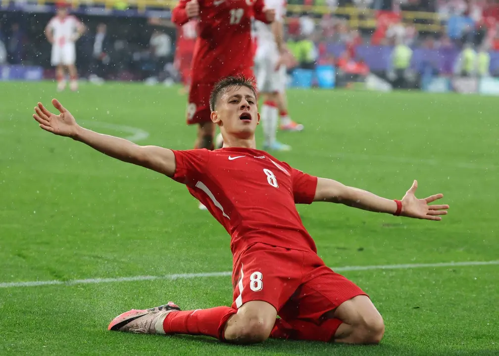 -FOTODELD&Iacute;A- Dortmund (Alemania), 18/06/2024.- El jugador de Turqu&iacute;a Arda G&uuml;ler celebra tras marcar el 2-1 durante el partido de la Eurocopa 2024 que disputan Turqu&iacute;a y Georgia en Dortmund, Alemania. EFE/CHRISTOPHER NEUNDORF