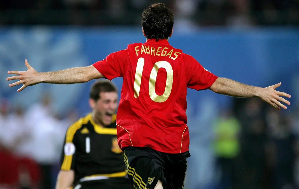El guardameta espa&ntilde;ol Iker Casillas (atr&aacute;s) y su compa&ntilde;ero de equipo Cesc Fabregas celebran tras ganar a Italia en el partido por los cuartos de final de la Eurocopa'08 que les enfrent&oacute; hoy, 22 de junio de 2008, en el estadio Ernst Happel de Viena (Austria). EFE/GEORG HOCHMUTH