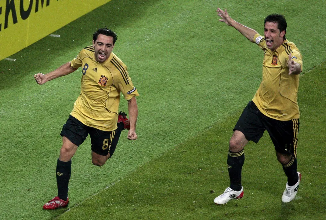 El jugador espa&ntilde;ol Xavi Hernandez (i) celebra con su compa&ntilde;ero Joan Capdevila (d) tras conseguir anotar el primer gol para su equipo ante Rusia en el partido de semifinales de la Eurocopa 2008. EFE/HELMUT FOHRINGER