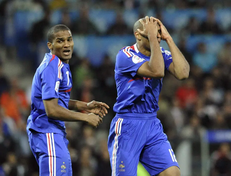 El franc&eacute;s Thierry Henry (d) se lamenta por una mano de los holandeses junto a su compa&ntilde;ero Florent Malouda (i) durante el partido de la Eurocopa 2008 entre Pa&iacute;ses Bajos y Francia en el estadio Stade de Suisse en Berna, Suiza. EFE/ PETER SCHNEIDER/Archivo