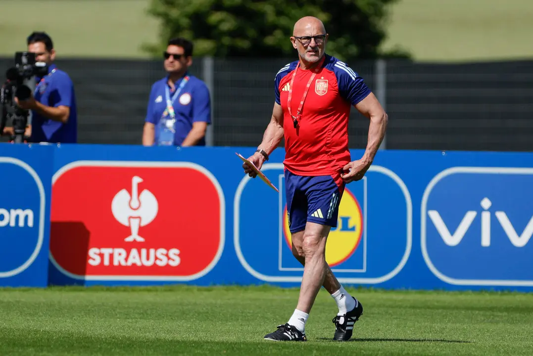 El seleccionador Luis de la Fuente durante el entrenamiento de la selecci&oacute;n espa&ntilde;ola de f&uacute;tbol en el lugar de concentraci&oacute;n de Donaueschingen. EFE/ J.J. Guill&eacute;n