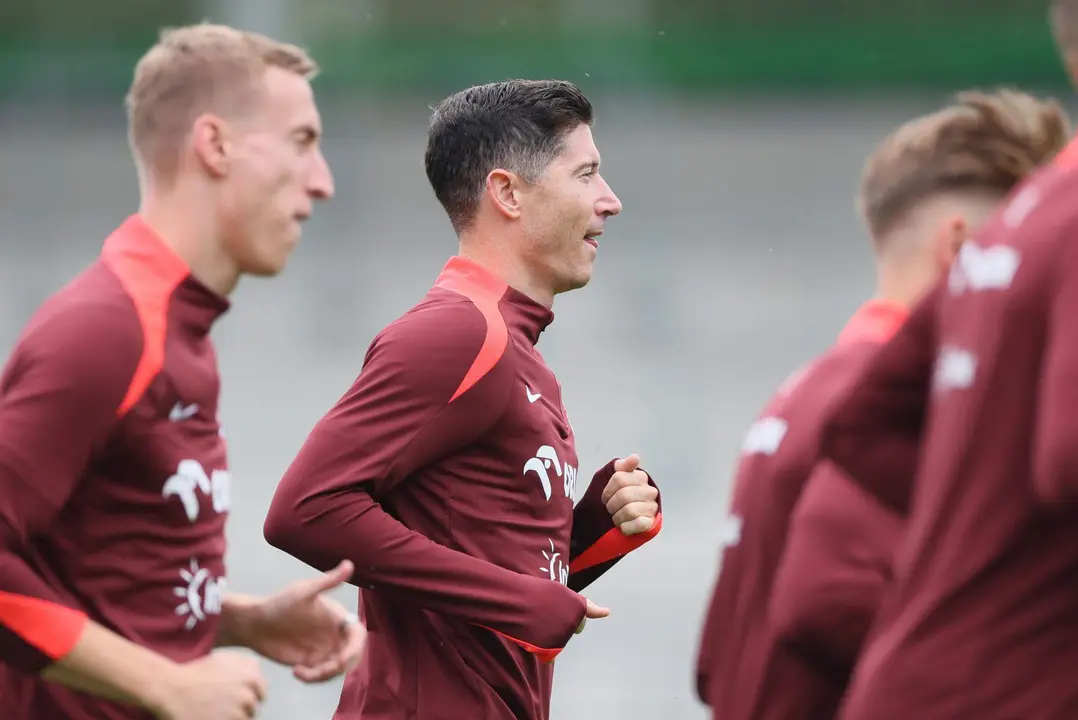 Robert Lewandowski, (c), ya se reincorpor&oacute; este mi&eacute;rcoles al entrenamiento con el grupo para apurar su puesta a punto para el decisivo duelo del grupo D de este viernes contra Austria. EFE/EPA/Leszek Szymanski
