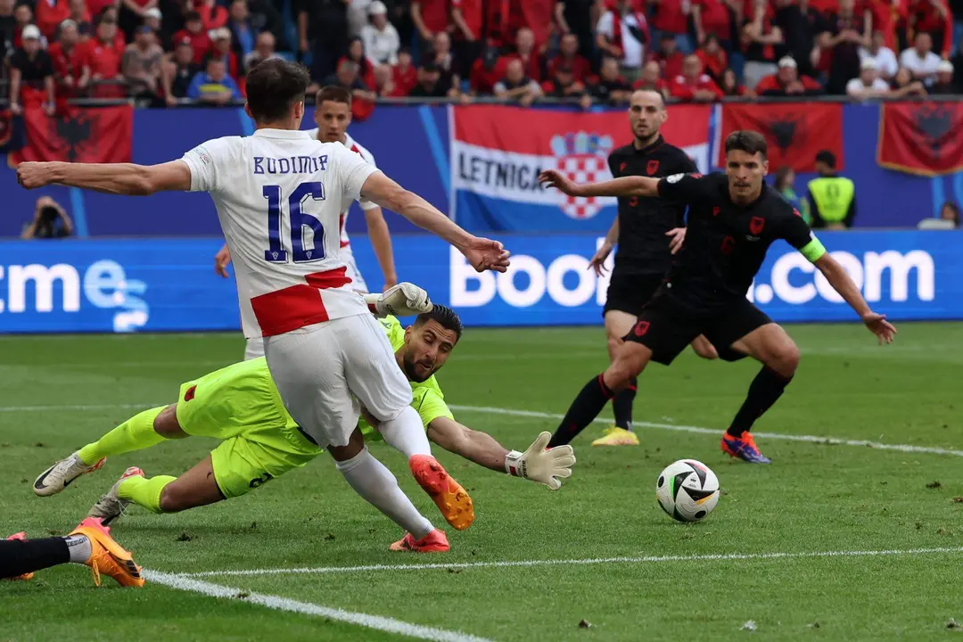 El delantero croata Ante Budimir (I) en accio&oacute;n antes del 2-1 durante el partido del grupo B que han jugado Croacia y Albania en Hamburgo, Alemania. EFE/EPA/ABEDIN TAHERKENAREH