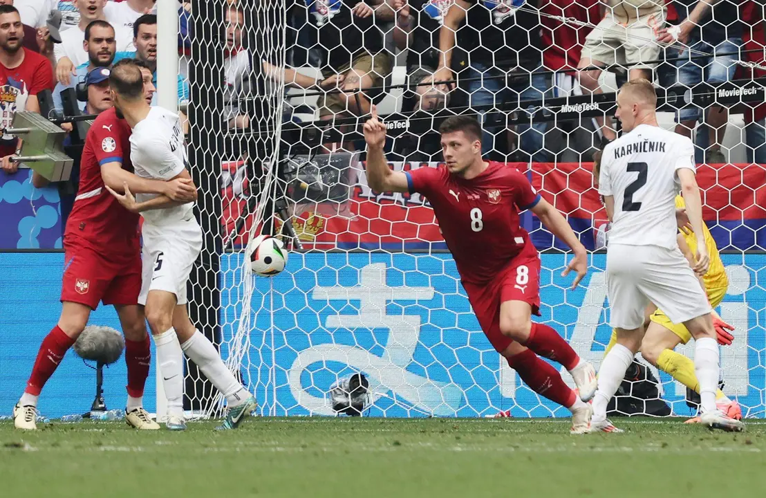 Los jugadores de Serbia celebran el 1-, obra de Luka Jovic, durante la prolongaci&oacute;n del partido del grupo C que han jugado Eslovenia y Serbia en M&uacute;nich, Alemania. EFE/EPA/ANNA SZILAGYI EFE/EPA/MOHAMED MESSARA