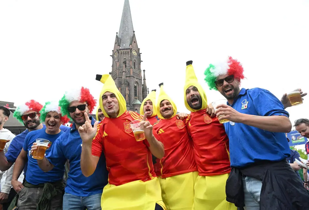 Espa&ntilde;a e Italia, aficiones hermanadas en Gelsenkirchen, Alemania. EFE/EPA/DANIEL DAL ZENNARO