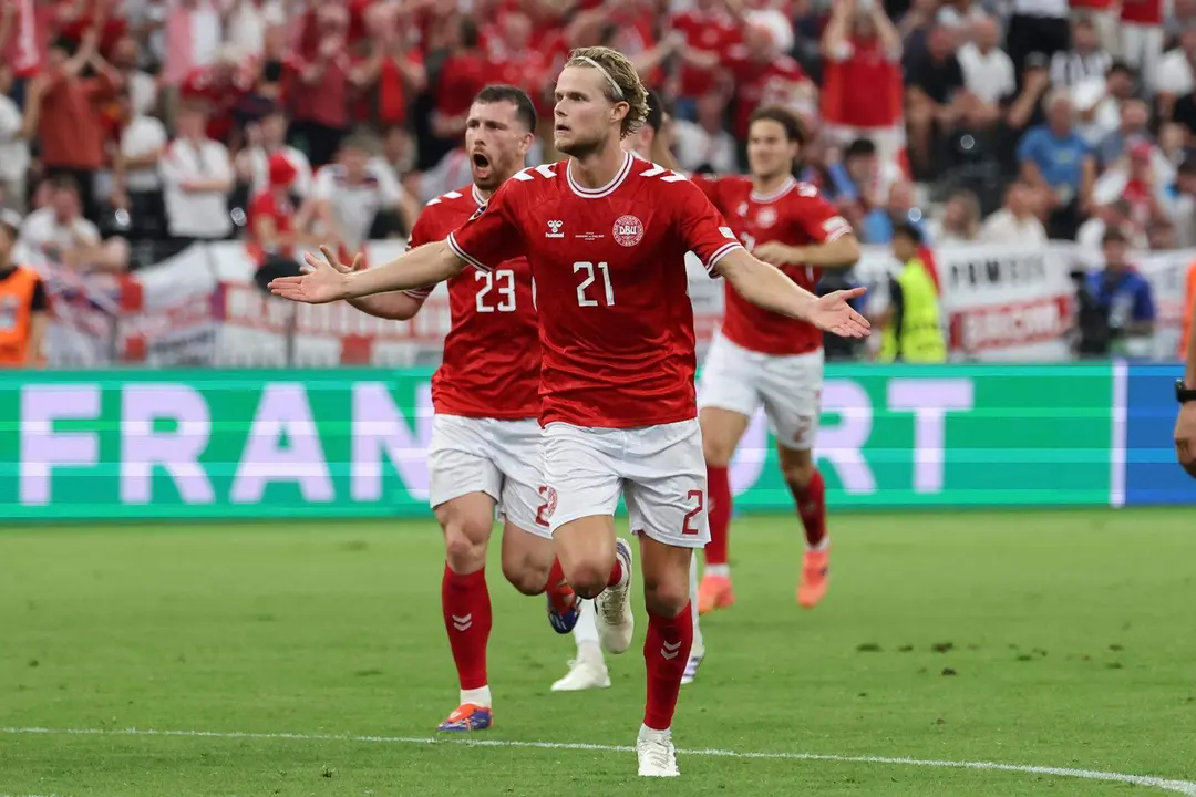 El medio dan&eacute;s Morten Hjulmand celebra el 1-1 durante el partido del grupo C que han jugado Dinamarca e Inglaterra en Fr&aacute;ncfort, Alemania. EFE/EPA/ABEDIN TAHERKENAREH
