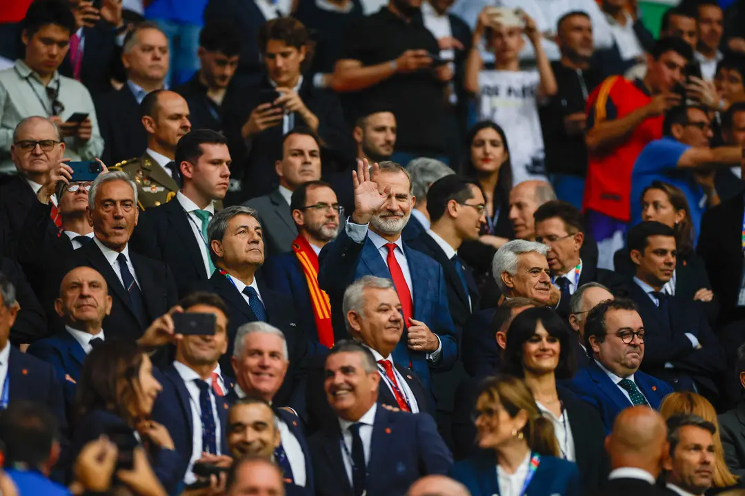 El rey Felipe VI (c) antes del inicio del encuentro disputado este jueves entre Espa&ntilde;a e Italia correspondiente al segundo encuentro de la fase de grupos de la Eurocopa 2024 en Gelsenkirchen (Alemania). EFE/ Alberto Est&eacute;vez