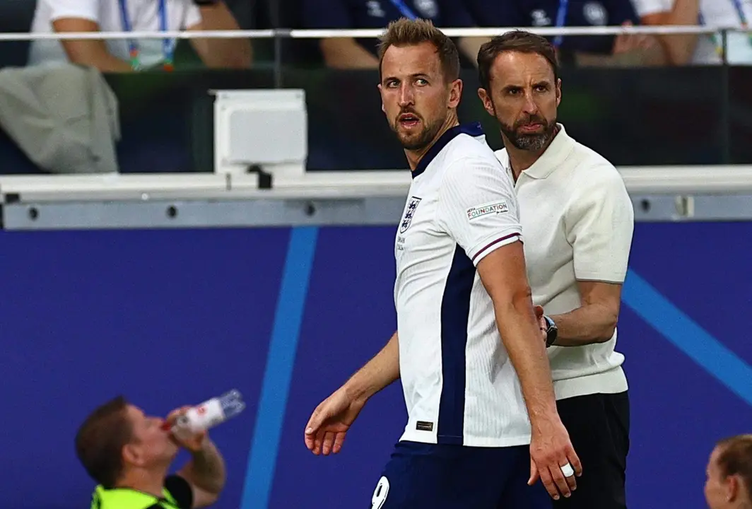 El delantero de Inglaterra Harry Kane (I) y el seleccionador Gareth Southgate durante el partido del grupo C durante el partiudo que ha jugado Dinamarca y Espa&ntilde;a en Fr&aacute;nkfort, Alemania. EFE/EPA/FILIP SINGER