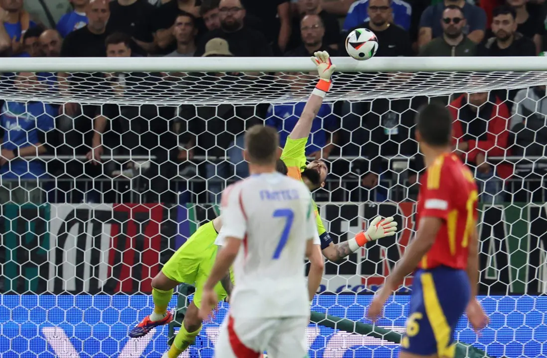 El guardameta de la selecci&oacute;n italiana, Gianluigi Donnarumma (2d), despeja un bal&oacute;n rematado por el centrocampista de Espa&ntilde;a, Pedri, durante el encuentro correspondiente a la fase de grupos de la Eurocopa 2024 que Espa&ntilde;a e Italia en Gelsenkirchen (Alemania).  EFE/EPA/CHRISTOPHER NEUNDORF