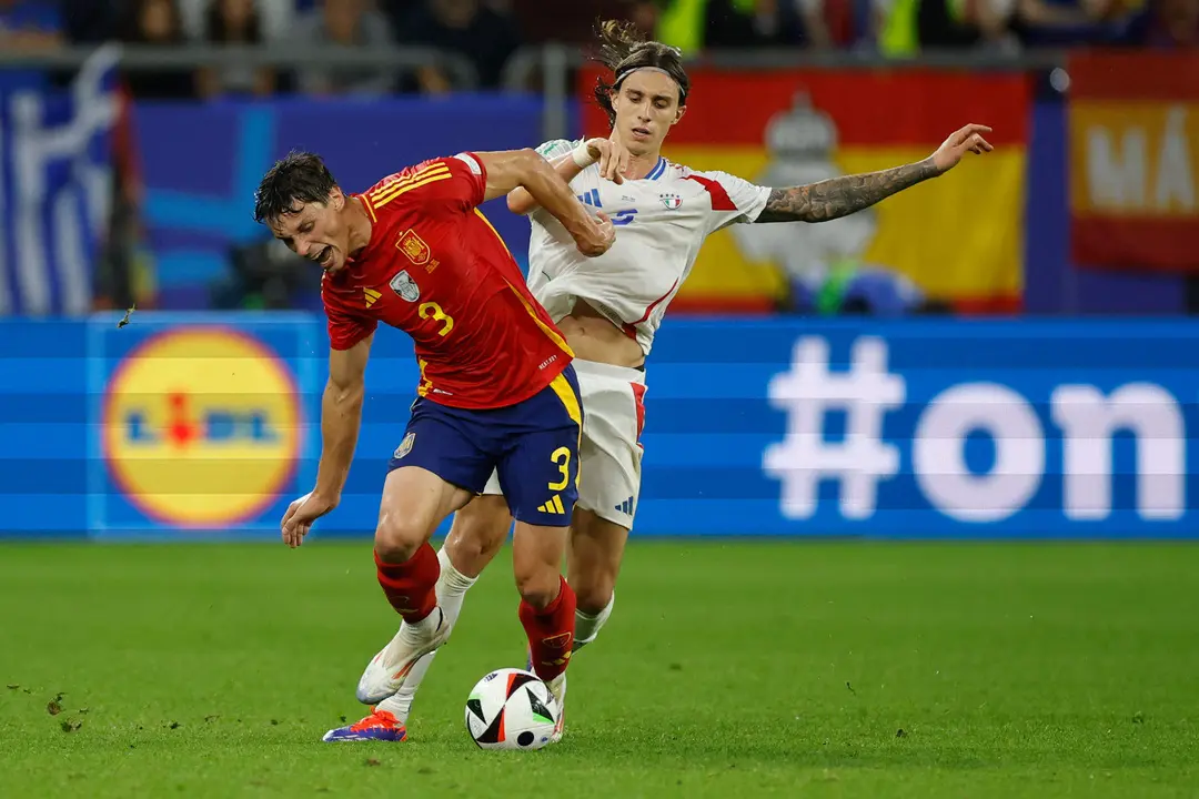El defensa de la selecci&oacute;n espa&ntilde;ola, Robin Le Normand (i), disputa el bal&oacute;n ante el defensa de la selecci&oacute;n italiana, Riccardo Calafiori, durante el encuentro correspondiente a la fase de grupos de la Eurocopa 2024 que Espa&ntilde;a e Italia disputaron en Gelsenkirchen (Alemania). EFE/Alberto Est&eacute;vez.