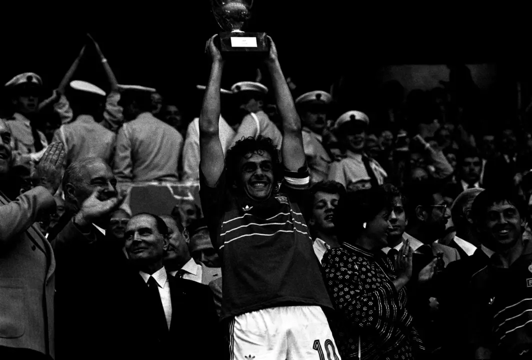 El capit&aacute;n de la selecci&oacute;n francesa, Michel Platini (c), levanta el trofeo de la Eurocopa de 1984 en el Parque de los Pr&iacute;ncipes de Par&iacute;s. EFE