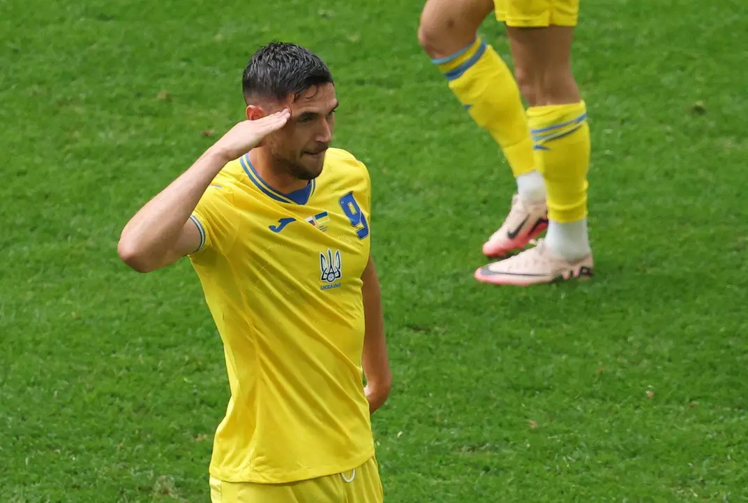 El futbolista de Ucrania Roman Yaremchuk celebra con el saludo militar el 1-2 ante Eslovaquia en el partido del grupo E jugado en D&uuml;sseldorf, Alemania. EFE/EPA/FRIEDEMANN VOGEL
