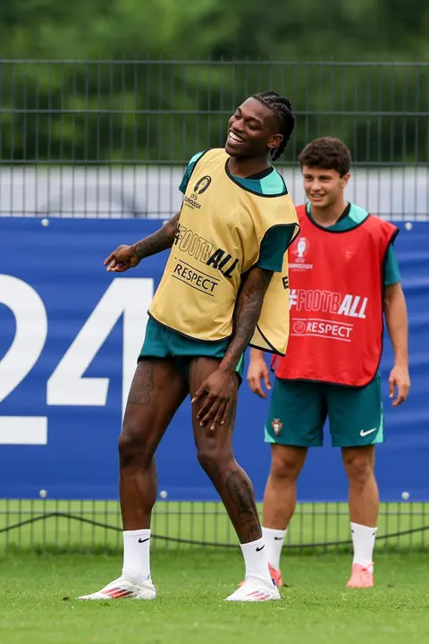 Rafael Leao (I), extremo de la selecci&oacute;n portuguesa y Joao Neves en la sesi&oacute;n de entrenamiento en Marienfeld, Harsewinkel, Alemania. EFE/EPA/MIGUEL A. LOPES