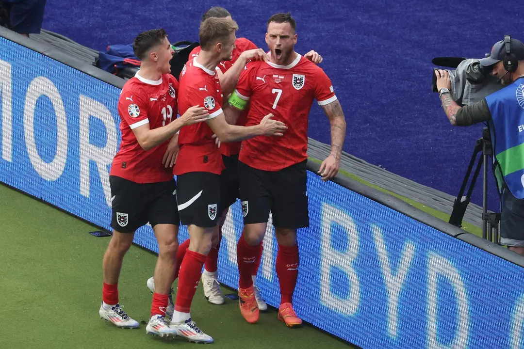 El delantero austriaco Marko Arnautovic (d) celebra su gol de penalti durante el partido del grupo D que han jugado Polonia y Austriaen el Olimpico de Berl&iacute;n, Alemania. EFE/EPA/ABEDIN TAHERKENAREH