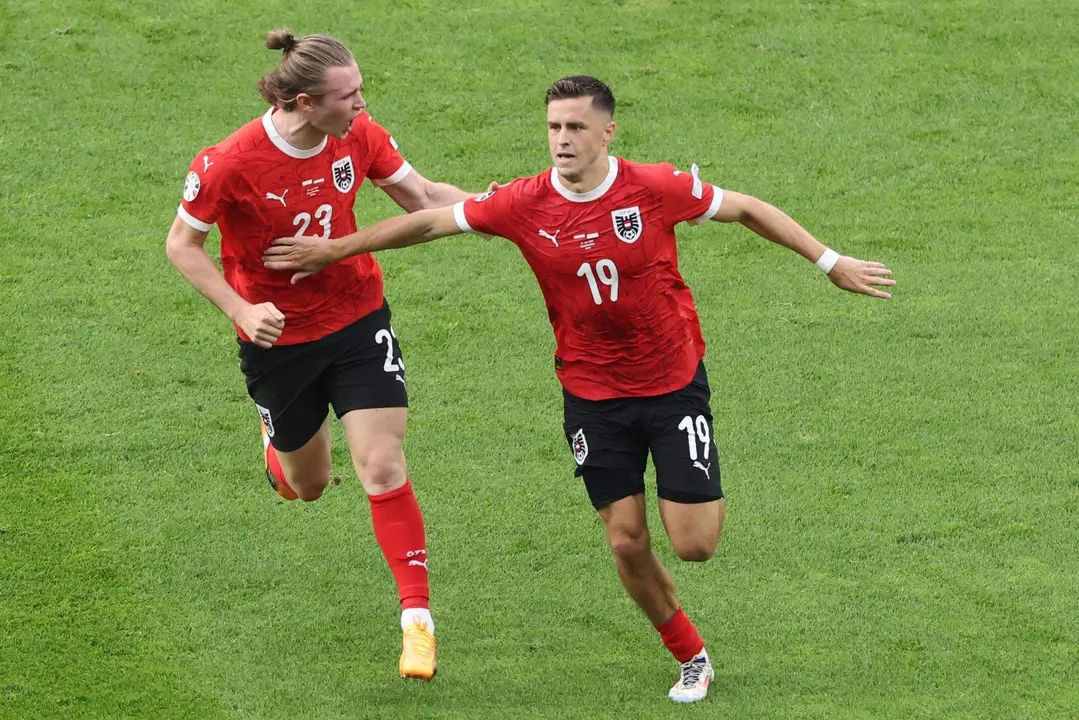 El medio de Austria Christoph Baumgartner (d) logra el 2-1 durante el partido del grupo D que han jugado Polonia y Austriaen el Olimpico de Berl&iacute;n, Alemania.EFE/EPA/ABEDIN TAHERKENAREH