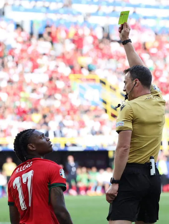 El &aacute;rbitro alem&aacute;n Felix Zwayer muestra amarilla al luso Rafael Leao durante el partido del grupo F que han juagdo Turqu&iacute;a y Portugal, en Dortmund, Alemania. EFE/EPA/GEORGI LICOVSKI
