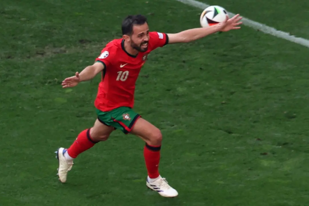 El centrocampista portugu&eacute;s Bernardo Silva durante el partido del grupo F que han jugado Turqu&iacute;a y Portugal en Dortmund, Alemania. EFE/EPA/CHRISTOPHER NEUNDORF