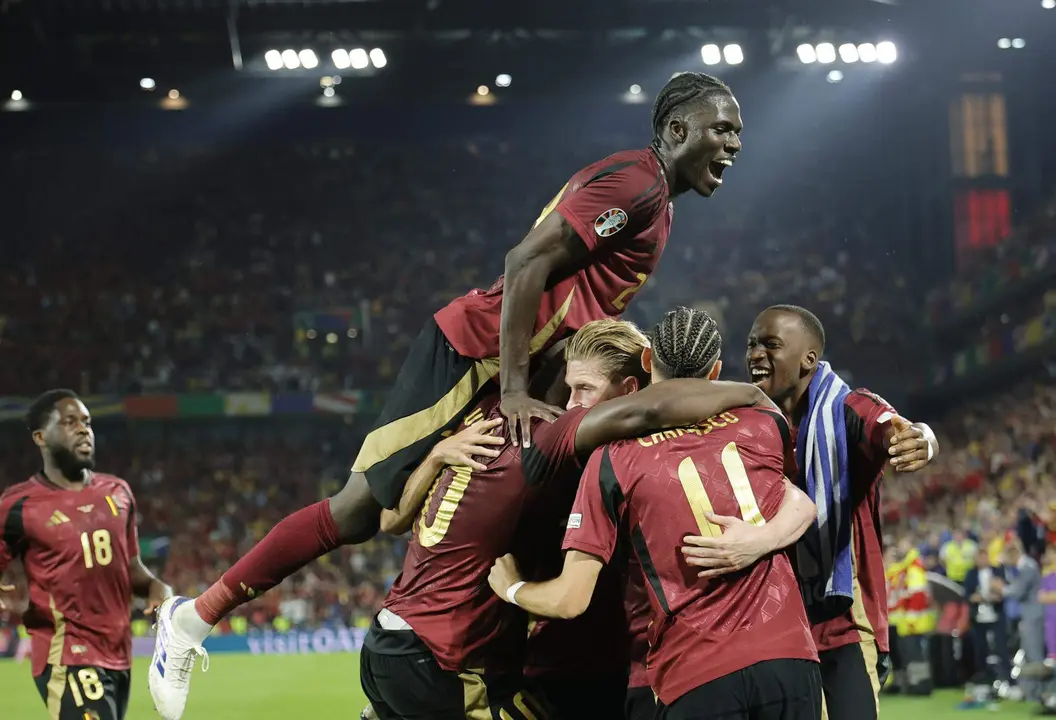 El medio belga Kevin de Bruyne (c) celebra el 2-0 con sus compa&ntilde;eros durante el partido del grupo E que han jugado B&eacute;lgica y Rumna&iacute;a en Colonia, Alemania. EFE/EPA/RONALD WITTEK
