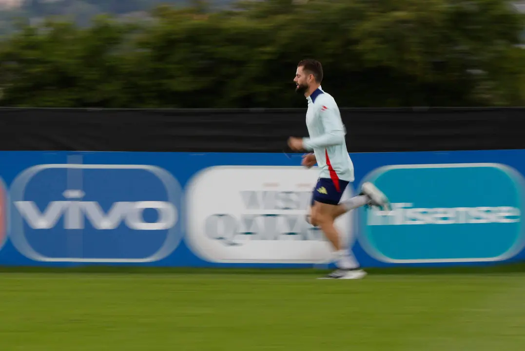 El jugador espa&ntilde;ol Nacho (i) en la sesi&oacute;n de entrenamiento de la selecci&oacute;n espa&ntilde;ola celebrada en Donaueschingen, Alemania. EFE/ JJ Guill&eacute;n