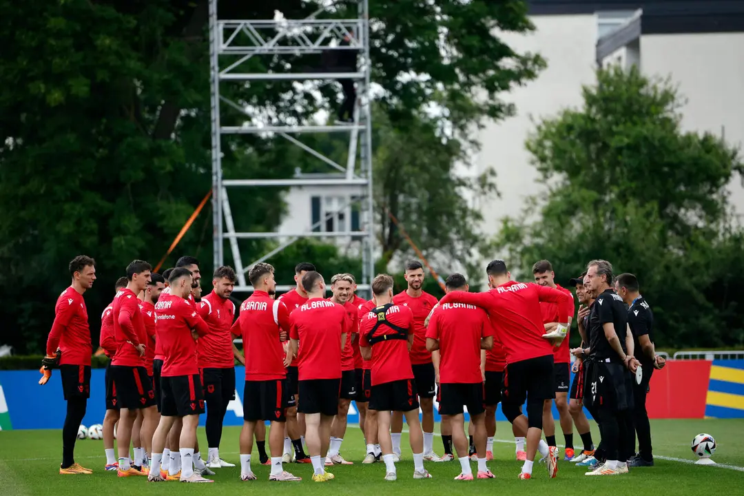 El seleccionador de Albania, Sylvio Mendes 'Sylvinho' (d), da una charla a sus jugadores durante el entrenamiento que la selecci&oacute;n albanesa ha realizado este domingo en Kaiserau (Alemania). Albania se enfrentar&aacute; ma&ntilde;ana a Espa&ntilde;a en D&uuml;sseldorf en la tercera jornada de la fase de grupos de la Eurocopa 2024. EFE/Alberto Est&eacute;vez