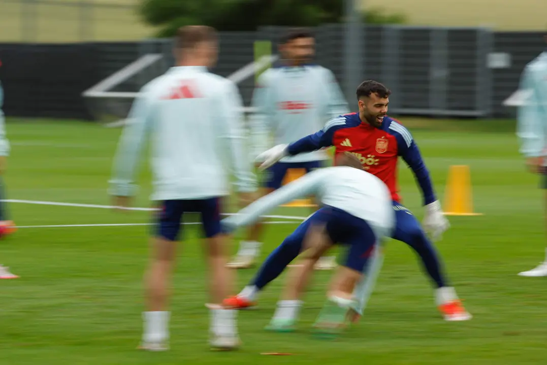 El portero David Raya (d, de rojo) en una entrenamiento de Espa&ntilde;a en Donaueschingen, Alemania.. EFE/ JJ Guillen