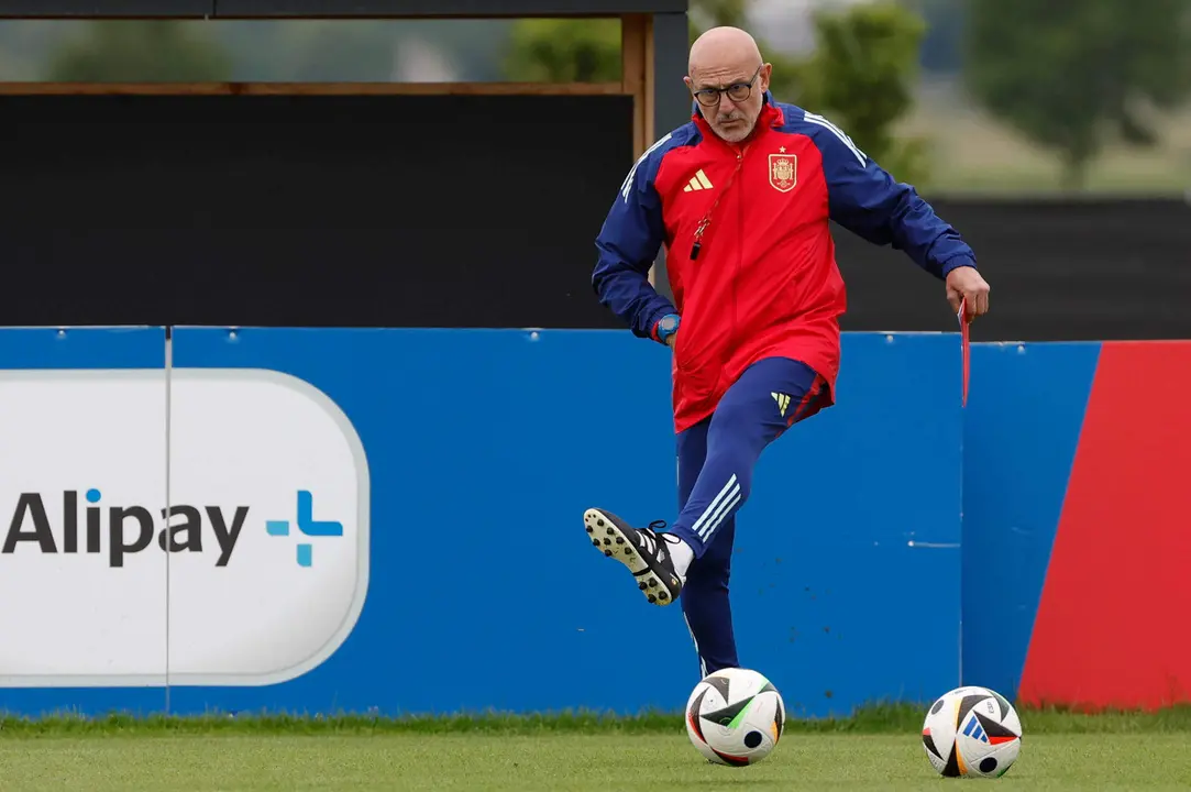El seleccionador espa&ntilde;ol Luis de la Fuente, durante un entrenamiento de la selecci&oacute;n de Espa&ntilde;a este domingo, en Donaueschingen (Alemania). EFE/ J.J. Guill&eacute;n