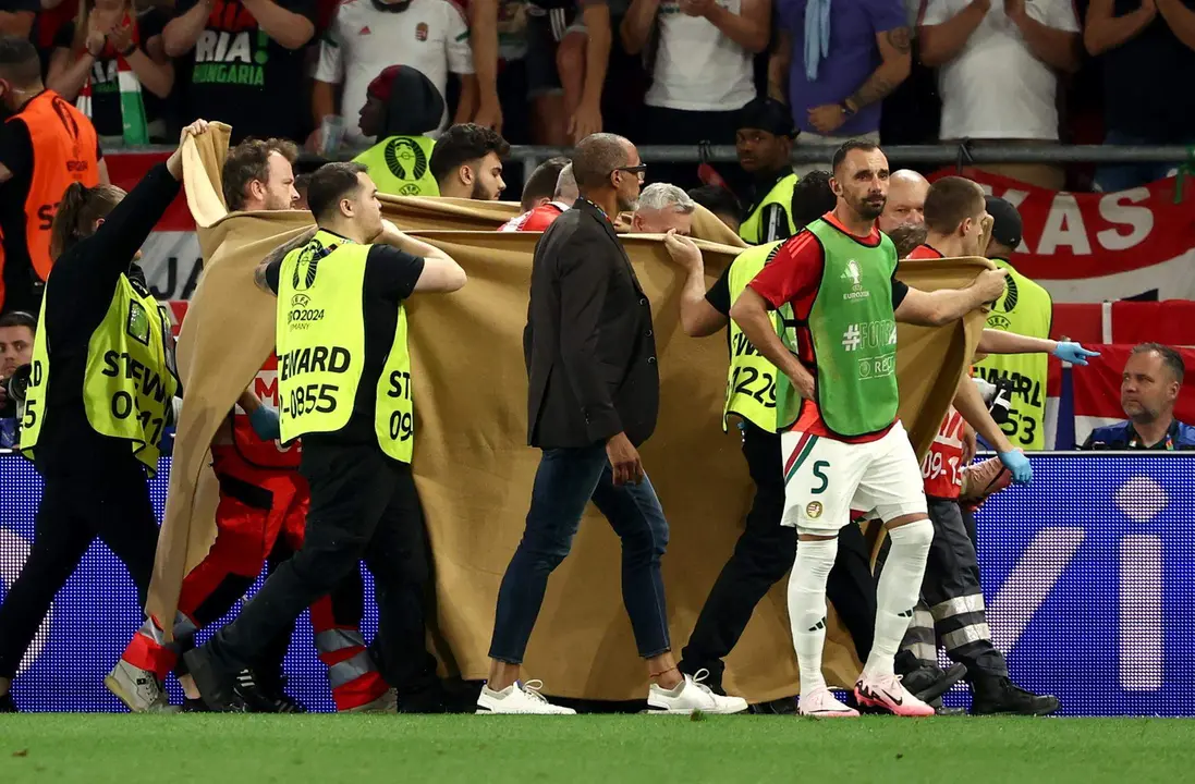 Barnab&aacute;s Varga, delantero de la selecci&oacute;n de Hungr&iacute;a, fue evacuado tras un choque fortuito durante el partido del grupo A que han jugado Escocia y Hungr&iacute;a en Stuttgart, Alemania. EFE/EPA/ANNA SZILAGYI