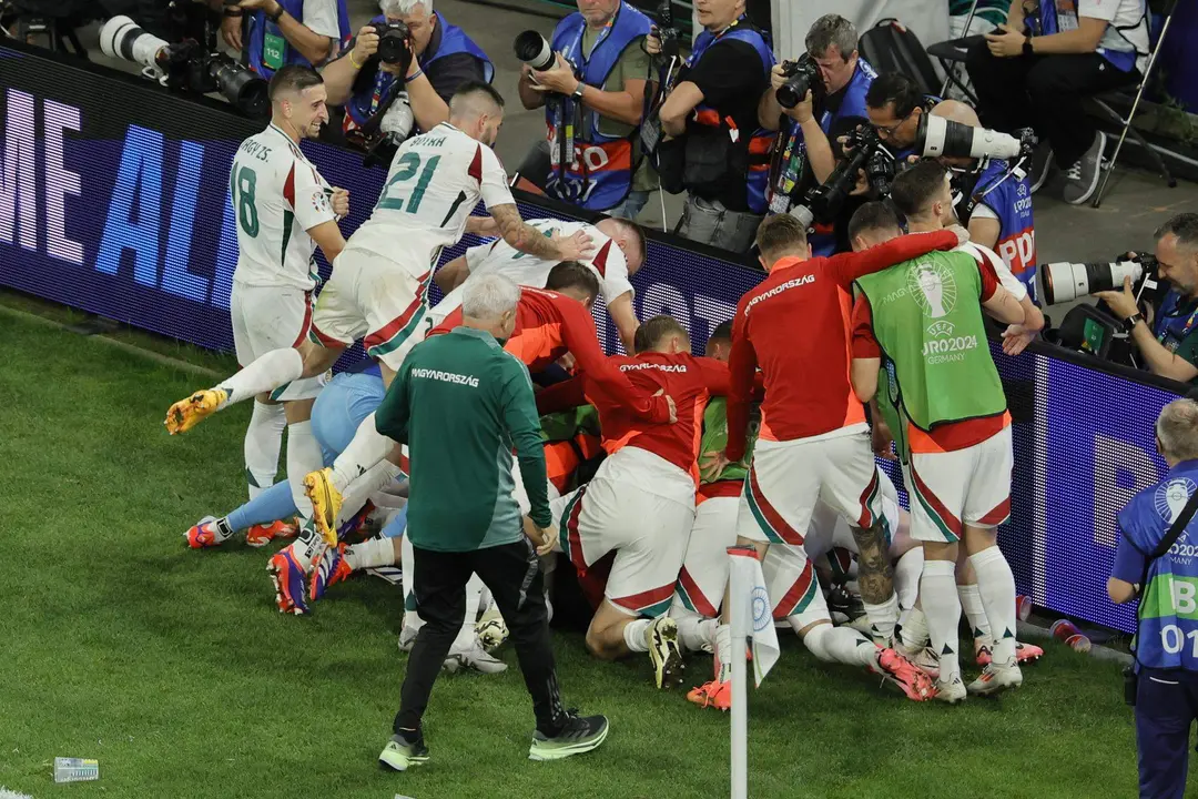 Los jugadores de Hungr&iacute;a celebran el 0-1 durante el partido del grupo A que han jugado Escocia y Hungr&iacute;a en Stuttgart, Alemania. EFE/EPA/RONALD WITTEK