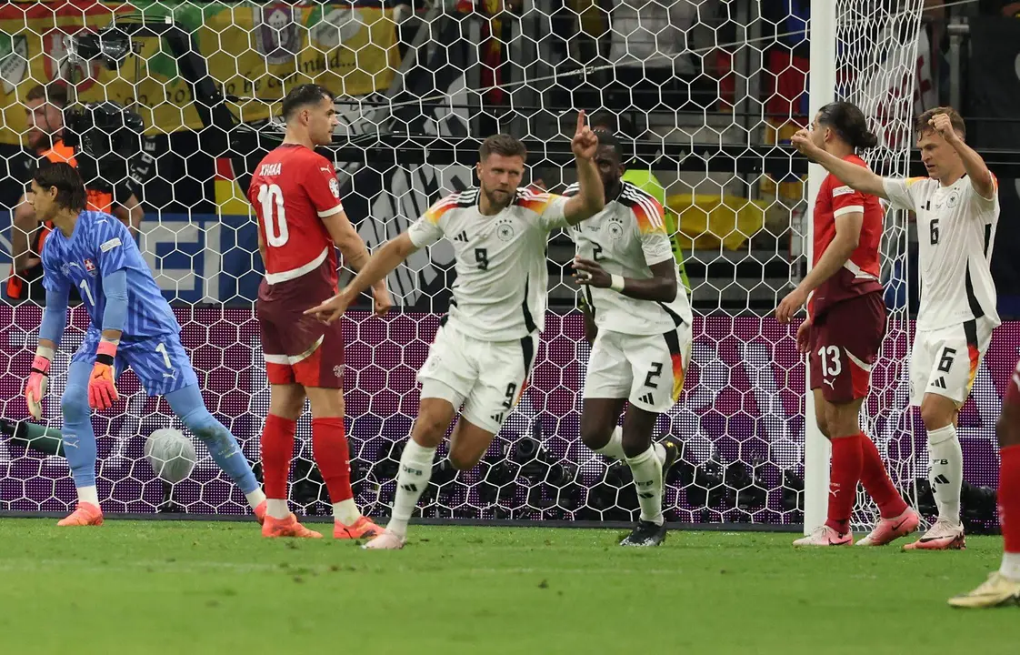 EL delantero alem&aacute;n Niclas F&uuml;llkrug (c) celebra el 1-1 durante el partido del grupo A que han jugado Suiza y Alemania en Fr&aacute;nkfort, Alemania. EFE/EPA/FRIEDEMANN VOGEL
