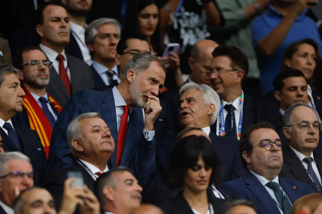 El rey Felipe VI (i) conversa con el presidente de la RFEF, Pedro Rocha, antes del inicio del encuentro disputado entre Espa&ntilde;a e Italia correspondiente al segundo encuentro de la fase de grupos de la Eurocopa 2024 en Gelsenkirchen (Alemania). EFE/ Alberto Est&eacute;vez