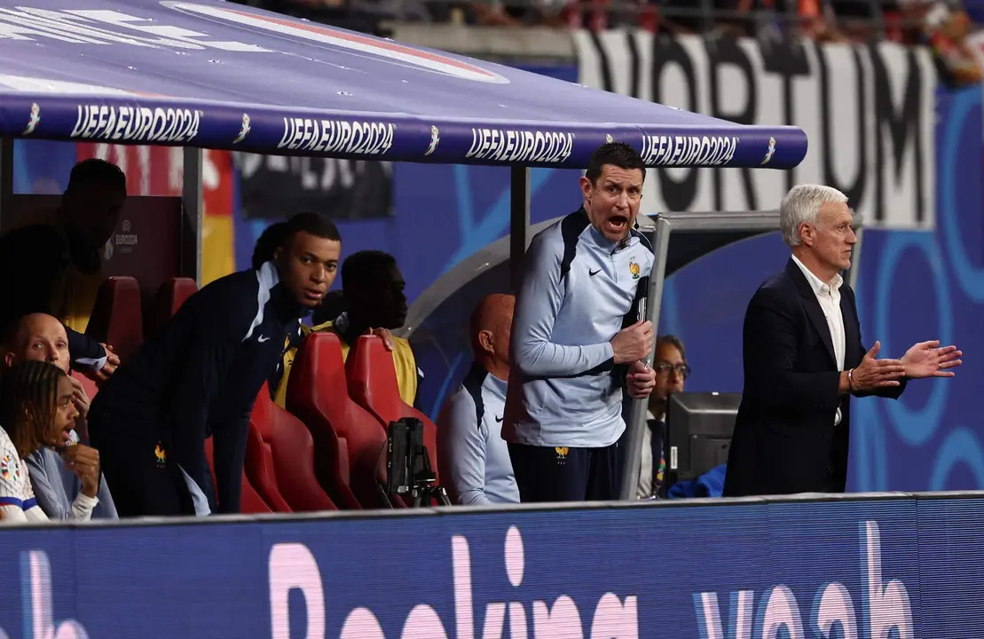 EL jugador Kylian Mbappe (3I en el banquillo detr&aacute;s del seleccionador Didier Deschamps. EFE/EPA/ANNA SZILAGYI