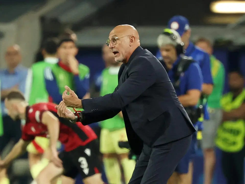 El seleccionador espa&ntilde;ol, Luis de la Fuente, durante el encuentro de la fase de grupos de la Eurocopa 2024 disputado entre las selecciones de Espa&ntilde;a y Albania en D&uuml;sseldorf este lunes. EFE/EPA/FRIEDEMANN VOGEL