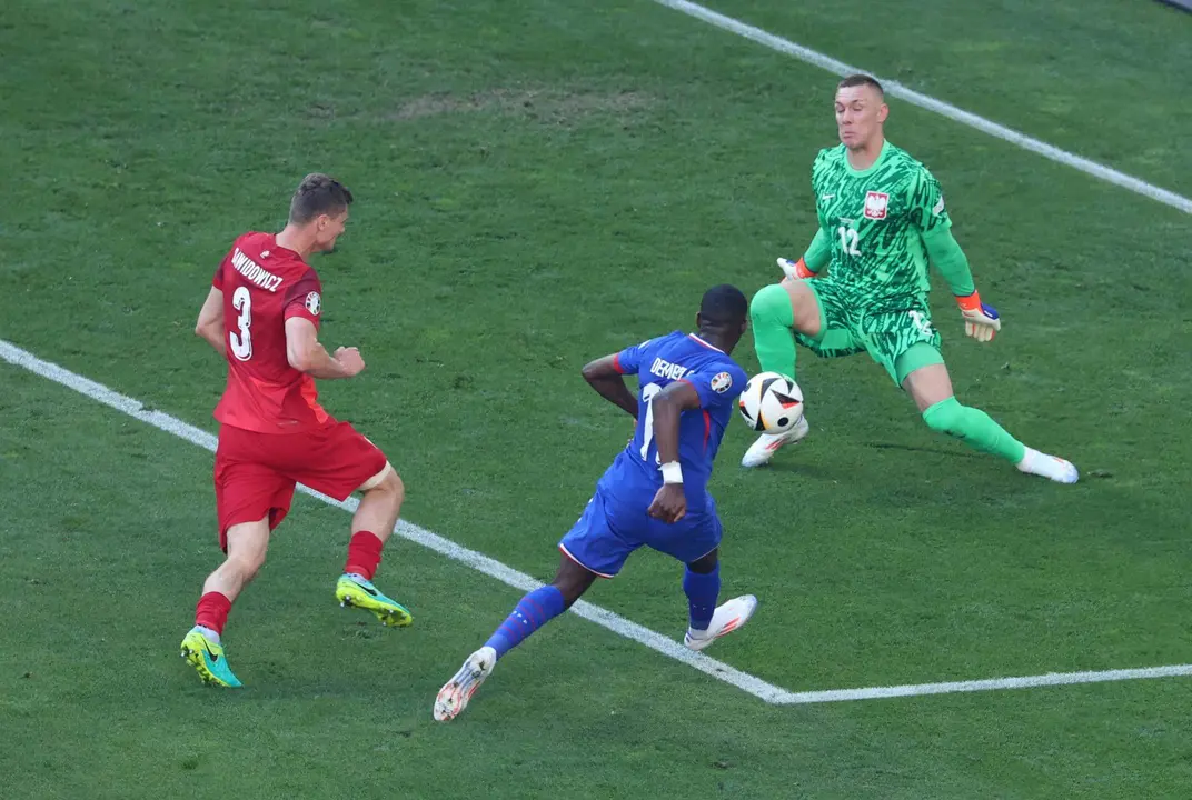 DEl portero polaco Lukasz Skorupski (D) le saca el bal&oacute;n a Ousmane Dembel&eacute; durante el partido del grupo D que han jugado Francia y Polonia en Dortmund, Alemania., Polonia) EFE/EPA/GEORGI LICOVSKI