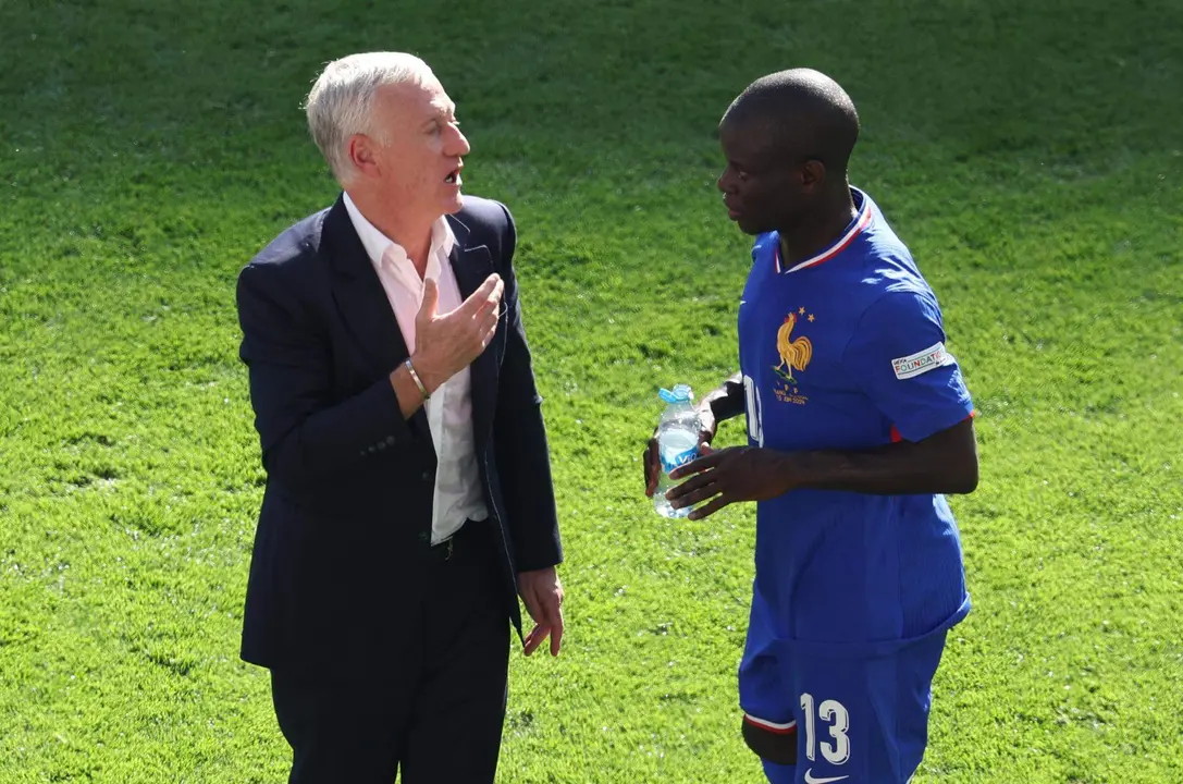 El seleccionador de Francia Didier Deschamps habla N'Golo Kante (R) durante el tiempo de hidrataci&oacute;n en el partido del grupo D que han jugfado Fancia y Polonia en Dortmund, Alemania. EFE/EPA/GEORGI LICOVSKI