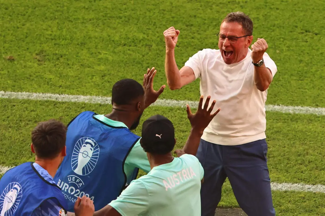 Ralf Rangnick, seleccionador de Austria, celebra la victoria sobre Pa&iacute;ses Bajos y la clasificaci&oacute;n para octavos de final de la Eurocopa como primera de grupo. EFE/EPA/HANNIBAL HANSCHKE
