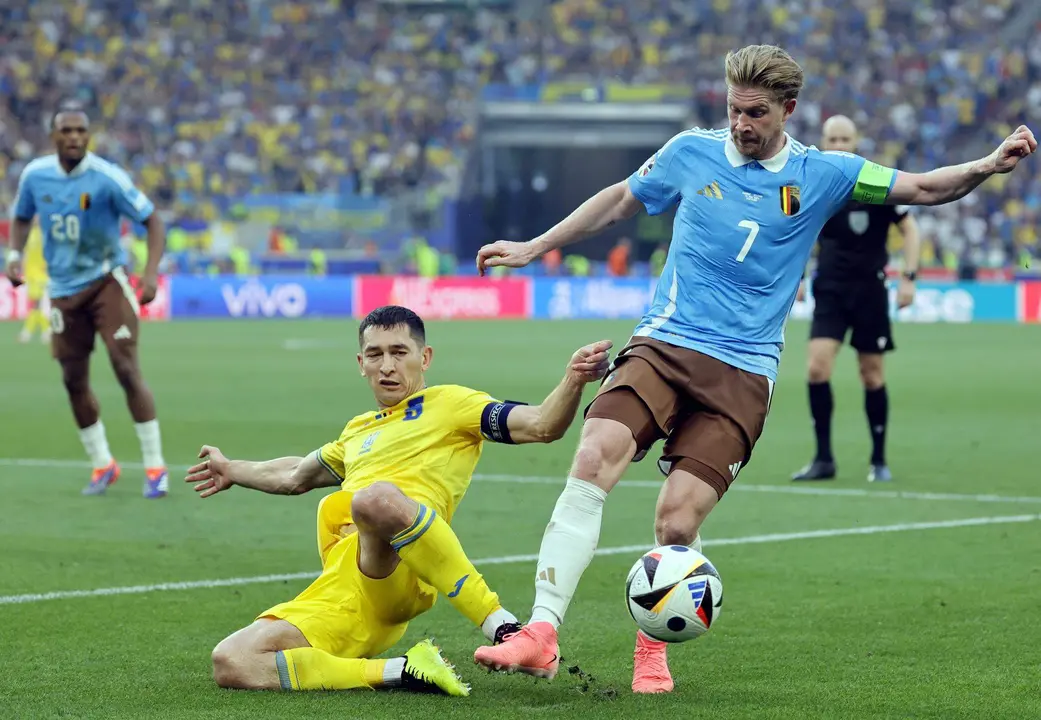 El ucraniano Taras Stepanenko y el belga Kevin de Bruyne of Belgium durante el partido del grupo E que han jugado Ucrania y B&eacute;lgica en Stuttgart, Alemania.EFE/EPA/RONALD WITTEK