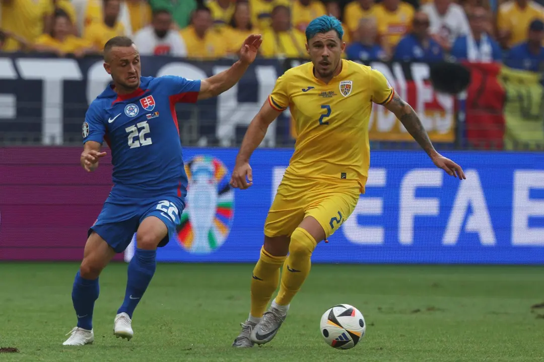 El medio eslovaco Stanislav Lobotka (I) y el rumano Andrei Ratiu en acci&oacute;n durante el partido del grupo E que han jugado Eslovaquia y Ruman&iacute;a en Fr&aacute;nkfort, Alemania. EFE/EPA/MOHAMMED BADRA