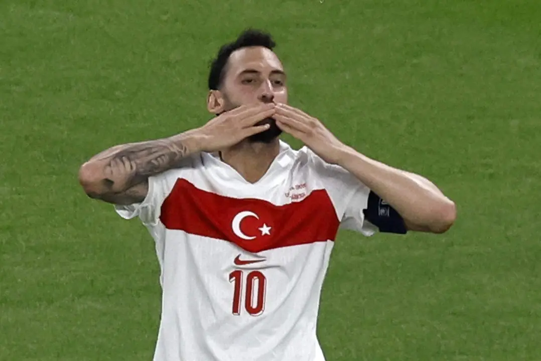 El jugador turco Hakan Calhanoglu celebra el 0-1 durante el partido del grupo E que han jugado la Rep&iacute;blca Checa y Turqu&iacute;a en Hamburgo, Alemania. EFE/EPA/ROBERT GHEMENT