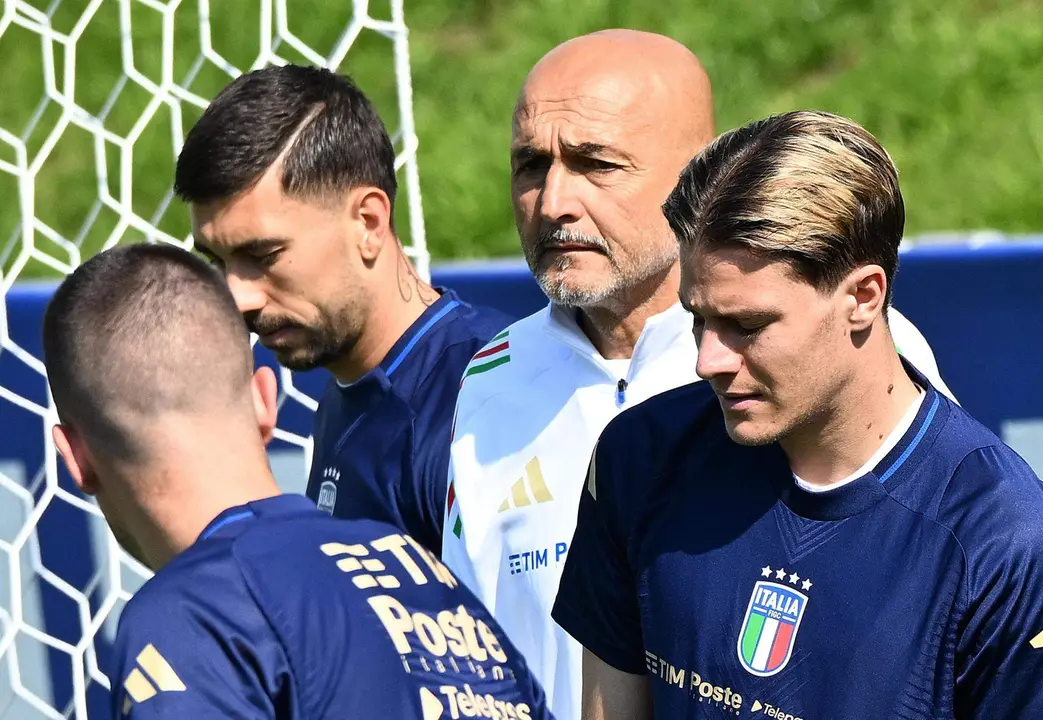 El seleccionador italiano Luciano Spalletti (C) asiste a una sesi&oacute;n de entrenamiento del equipo nacional en Iserlohn, Alemania. EFE/EPA/DANIEL DAL ZENNARO