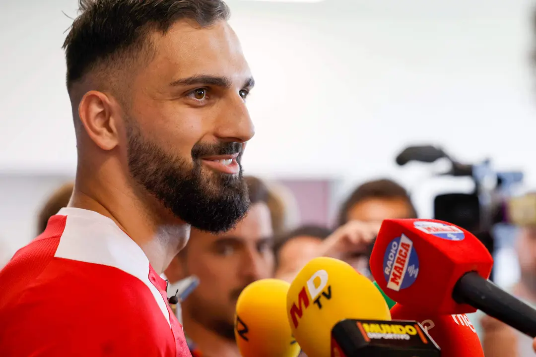 El portero de Georgia Giorgi Mamardashvili atiende a los medios de comunicaci&oacute;n antes del entrenamiento que su selecci&oacute;n ha realizado en la localidad alemana de Velbert este viernes. Georgia se medir&aacute; a Espa&ntilde;a el 30 de junio en octavos de final de la Eurocopa. EFE/Alberto Est&eacute;vez