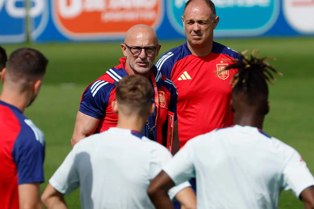 El seleccionador Luis de la Fuente dirige un entrenamiento del combinado espa&ntilde;ol en la localidad alemana de Donaueschingen para preparar el partido de octavos de final en Colonia. EFE/J.J. Guill&eacute;n