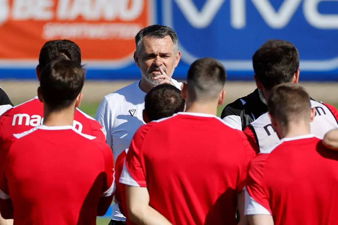 El seleccionador de Georgia, el franc&eacute;s Willy Sagnol, durante el entrenamiento en la localidad alemana de Velbert, de preparaci&oacute;n para el partido de octavos de final de la Eurocopa 2024 ante Espa&ntilde;a . EFE/Alberto Est&eacute;vez